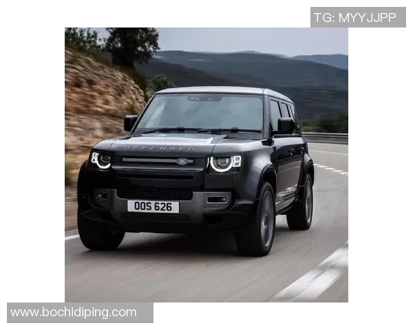 足球明星驾驶路虎卫士展现风采与豪华生活方式的完美结合